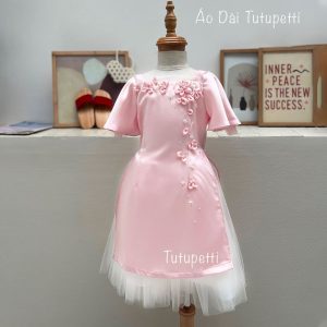Áo Dài Màu Hồng Dính Hoa Anh Đào Dễ Thương Cho Bé Chơi Tết