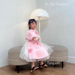 Áo Dài Màu Hồng Với Họa Tiết Hoa Sen Cực Xinh Xắn