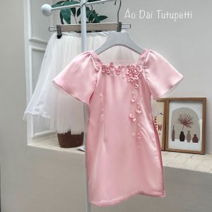 Áo Dài Màu Hồng Dính Hoa Anh Đào Dễ Thương Cho Bé Chơi Tết